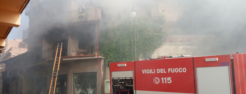 IN FIAMME UN FABBRICATO NEL REGGINO