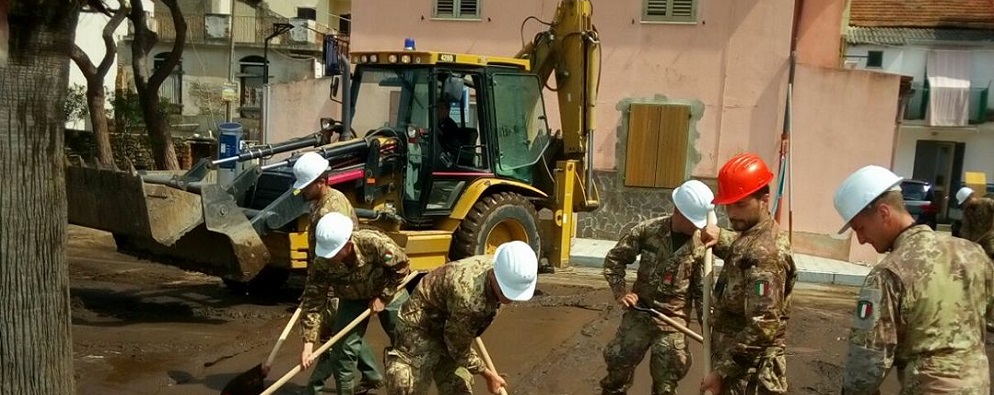 Scilla: Protezione Civile e militari rimuovono il fango dalle strade