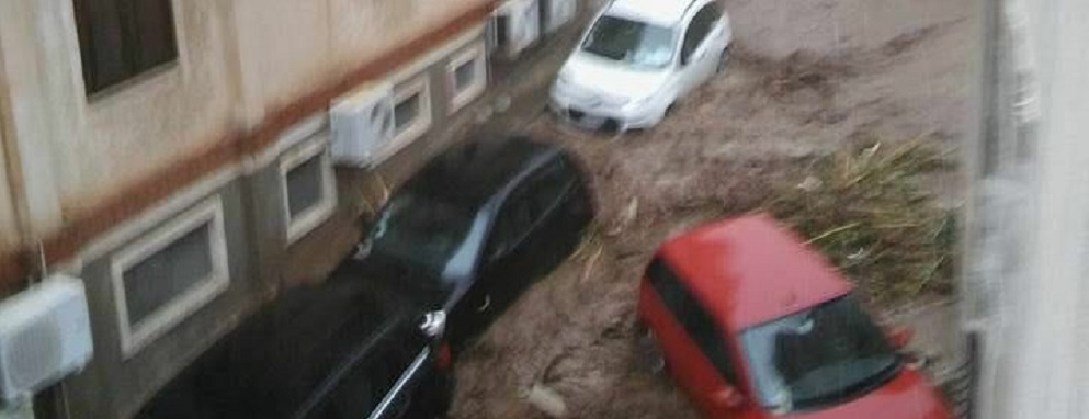 Acqua e fango invadono le strade a Scilla, danneggiando le auto