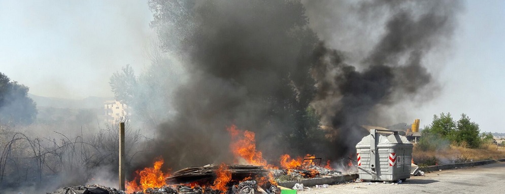 INCENDIATA LA SPAZZATURA A CAULONIA MARINA