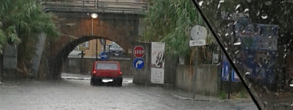 Caulonia: basta un po’ di pioggia e il ponte si allaga