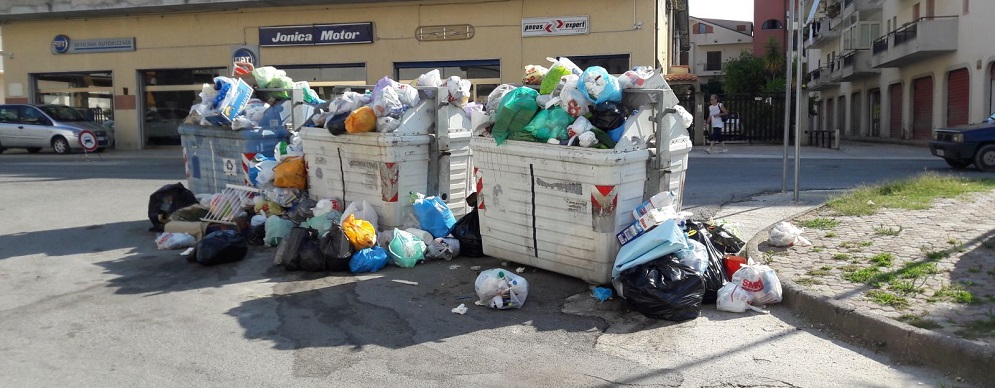 CAULONIA ANNEGA IN UN MARE DI SPAZZATURA