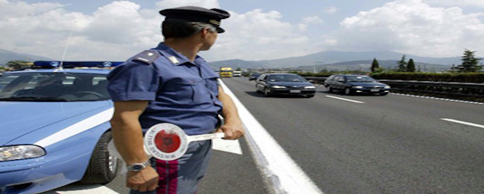 Manomissione del cronotachigrafo, sanzione di 1700 euro e patente ritirata a camionista in transito sulla A2