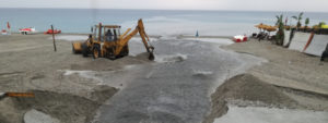 Lungomare Caulonia, canalone bloccato: Intervengono gli operai comunali e il Sindaco Belcastro item-thumbnail