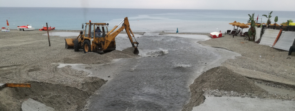 Lungomare Caulonia, canalone bloccato: Intervengono gli operai comunali e il Sindaco Belcastro