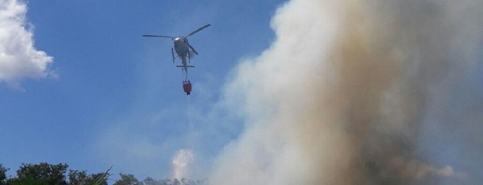 CAULONIA, INCENDIO SOTTO IL PONTE ALLARO – VIDEO