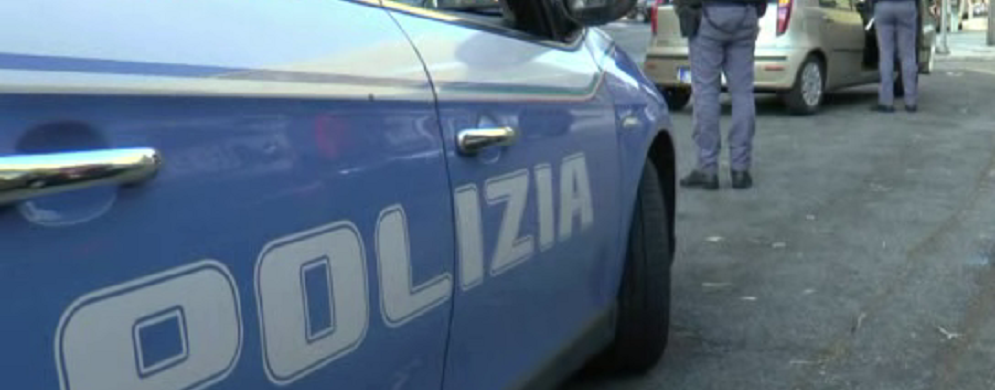 Controlli serrati della polizia a Cosenza, identificate decine di persone nell’area di Piazza Autolinee