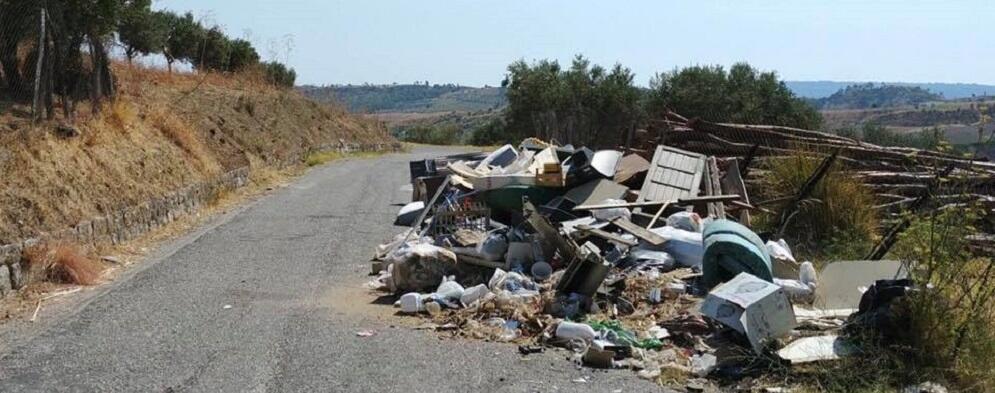 PLACANICA: QUELLA VIA DELL’AMORE TRASFORMATA IN IMMONDEZZAIO