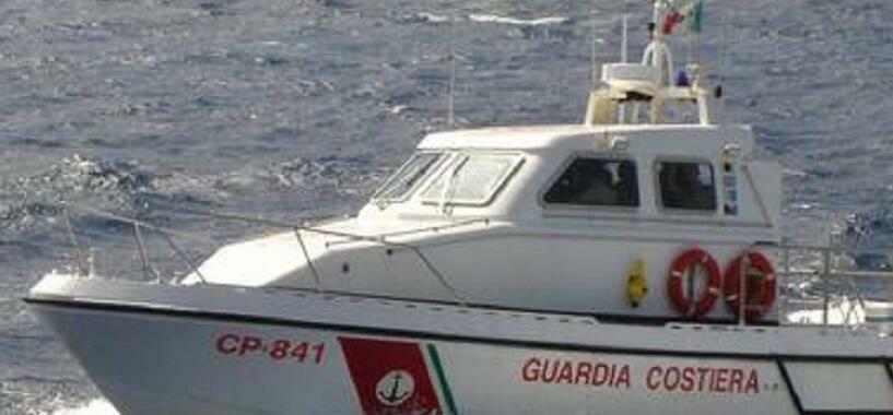 La Guardia Costiera salva due bagnanti rimasti bloccati in una spiaggetta isolata in Calabria