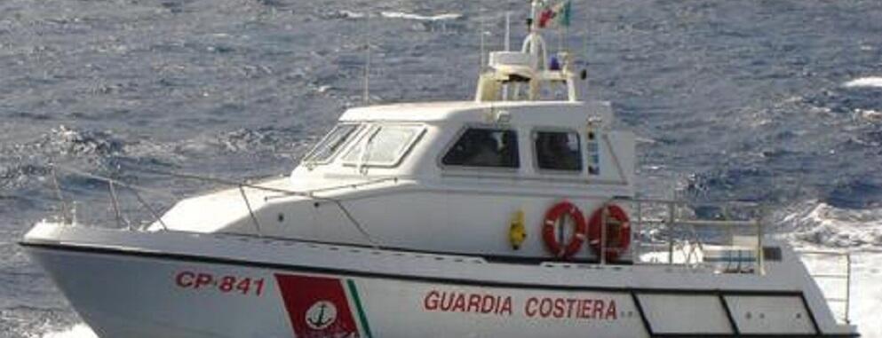Sbarco a Roccella: soccorsi 93 migranti a bordo di un veliero in balia delle onde