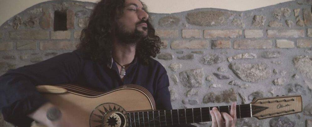 Francesco Loccisano e la sua chitarra battente live il 24 febbraio a Roccella Jonica