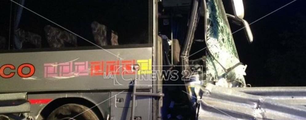 Incidente sull’A2, autobus esce fuori strada: due morti