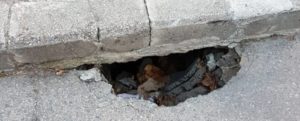 Cedimento dell’asfalto in Viale Mare Jonio a Caulonia item-thumbnail