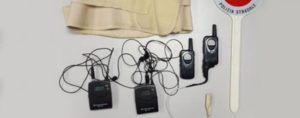 Ricetrasmittenti e microfono sotto gli abiti per superare quiz patente, Polizia smaschera due giovani item-thumbnail