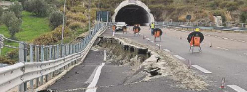 Nuova 106, la strada sprofonda nella notte