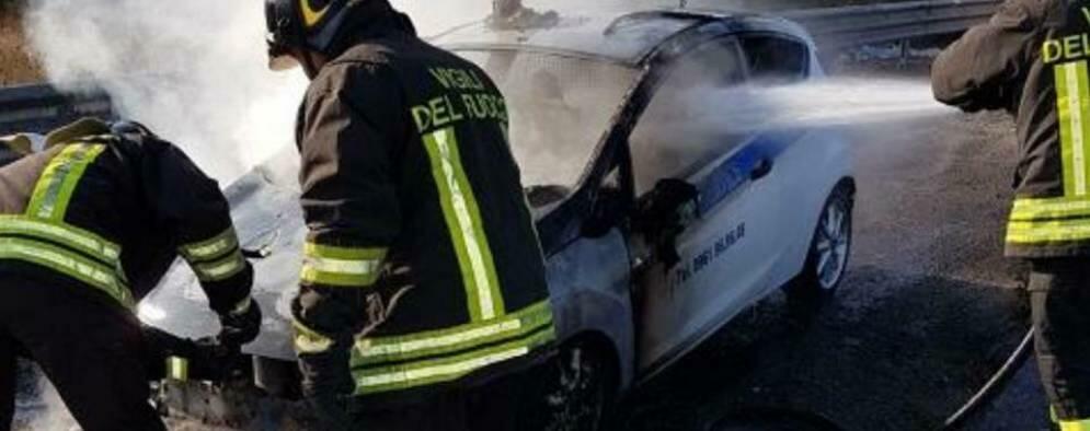 Auto in fiamme sulla statale 106