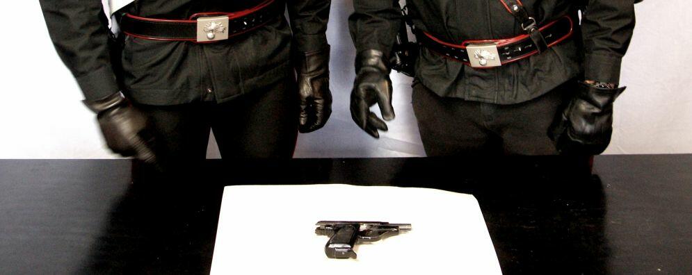 Arrestato dopo aver esploso otto colpi di pistola contro mamma e figlio