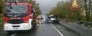 Impatto sulla statale 106 tra un camion e un furgone. Una persona ustionata item-thumbnail