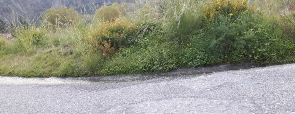 Fogna sulla strada nella frazione cauloniese di Ursini