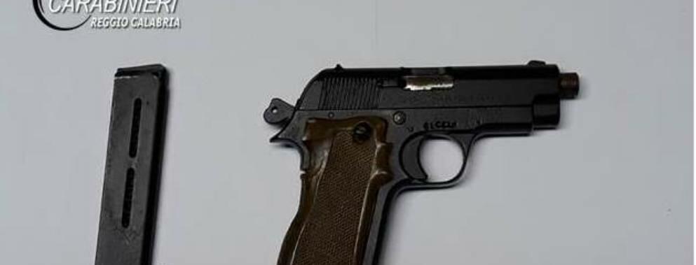 Rinvenuta una pistola con matricola abrasa in un magazzino, un arresto