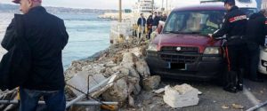 Traghetto si schianta sulla banchina a Villa S.G. Auto travolte item-thumbnail