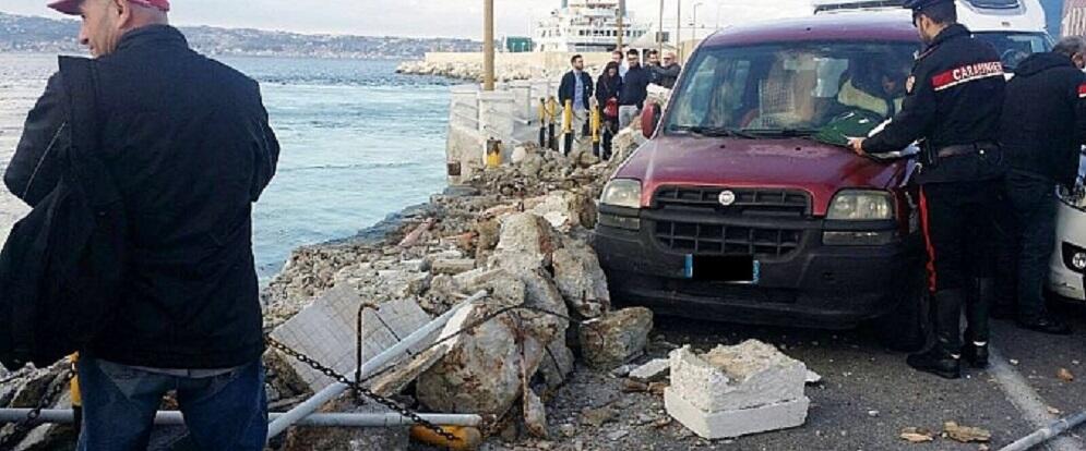 Traghetto si schianta sulla banchina a Villa S.G. Auto travolte