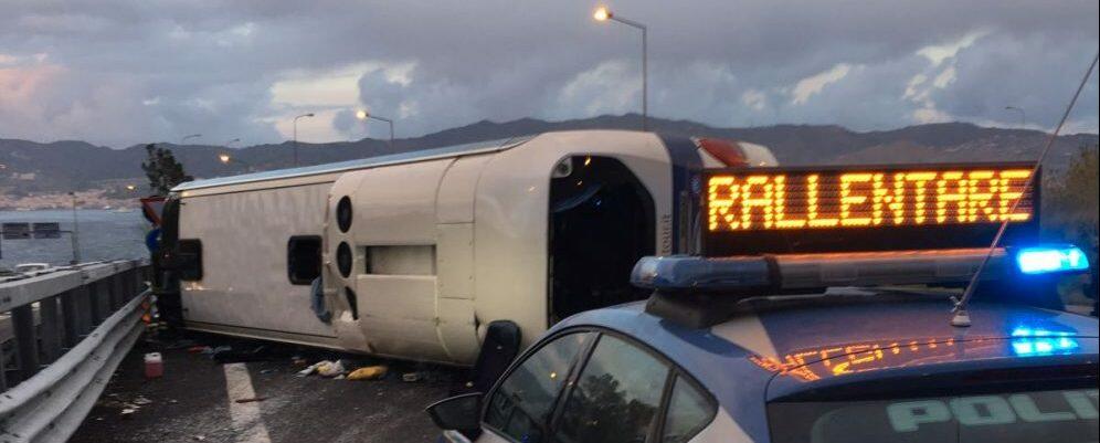 Pullman si ribalta in autostrada nei pressi di Villa San Giovanni, 15 i feriti