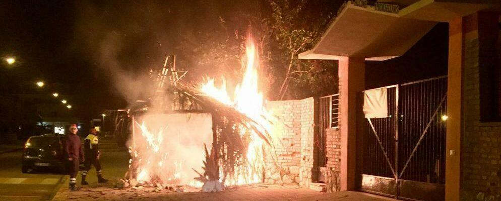 Incendio presepe: Oliverio chiama la Protezione civile di Caulonia, che lamenta la mancata solidarietà del comune