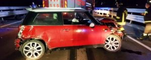 Auto perde il controllo sulla S.S. 106 finendo sul guardrail, 3 feriti item-thumbnail