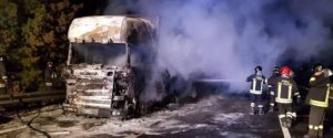 Autoarticolato prende fuoco sulla S.S. 106 item-thumbnail