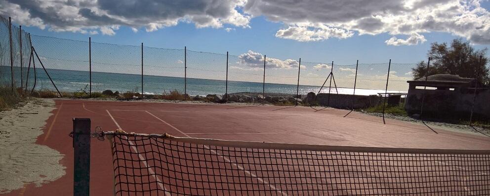 Editoriale: Il campo da tennis di Caulonia marina come esempio di opera pubblica abbandonata al vandalismo e all’incuria