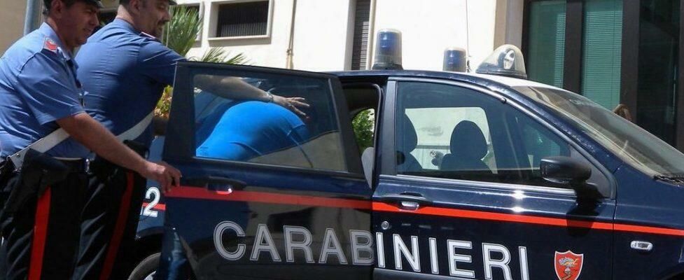Aggredisce l’ex compagna e la insegue fino alla caserma dei carabinieri, arrestato