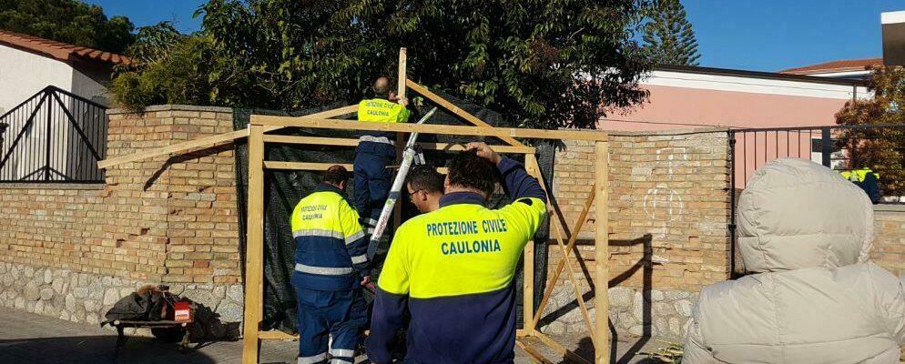 La protezione civile di Caulonia al lavoro per la realizzazione del presepe vivente