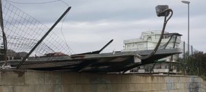 Crolla cartellone pubblicitario a Caulonia Marina item-thumbnail
