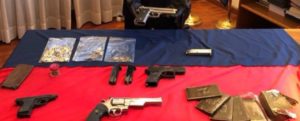 Lanciano armi e droga dalla finestra, arrestata una coppia item-thumbnail