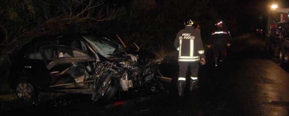 Tragico incidente stradale. Uomo perde la vita, quattro i feriti