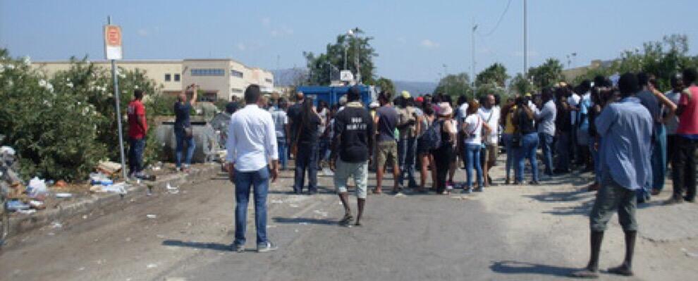 Violenza a San Ferdinando, troupe di La7 aggredita durante un reportage