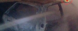 Incendio nella notte, due auto distrutte dalle fiamme item-thumbnail