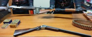 Sequestra e minaccia con fucile una coppia per non pagare un debito, arrestato dai carabinieri item-thumbnail