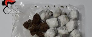 Getta la droga dalla finestra durante una perquisizione, in manette un pregiudicato item-thumbnail