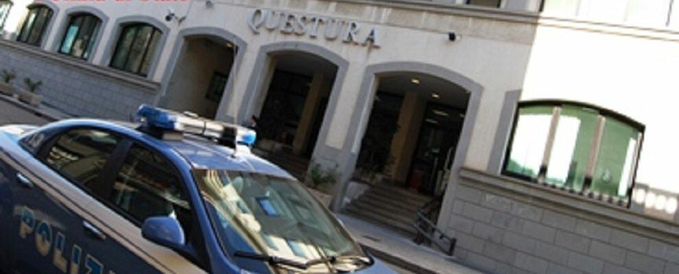 Prende la moglie a schiaffi e pugni e la minaccia con una pistola, arrestato il marito