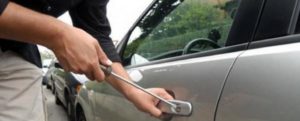 Arrestati due pregiudicati per furto d’auto item-thumbnail