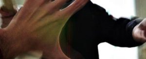 Giovane militante del Pd aggredita, un uomo la getta a terra e le sputa addosso item-thumbnail