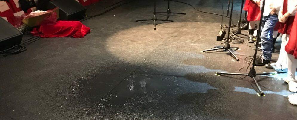 Clamoroso a Caulonia! Infiltrazioni d’acqua nell’Auditorium appena inaugurato da Belcastro e Oliverio