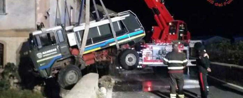 Incidente sulla S.S 106, autobotte finisce in una scarpata