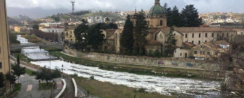 Rifiuti industriali riversati sul fiume, sequestrata un’azienda