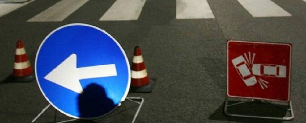 Terribile scontro tra auto e camion, un morto