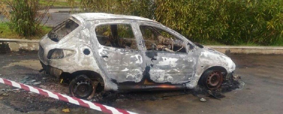 Corpo carbonizzato sotto un’auto incendiata: convalidato il fermo dell’assassino, si cercano i complici