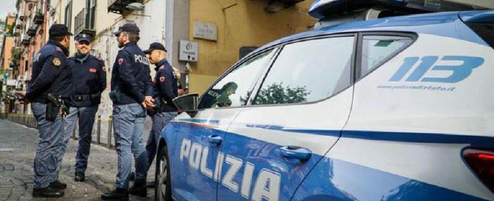 Polizia solidale: vedono un’intera famiglia accampata per strada e gli agenti decidono di pagargli l’albergo