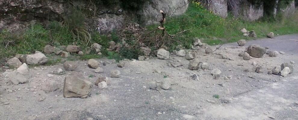 Caulonia, pericolo caduta massi sulla strada provinciale  SP 90